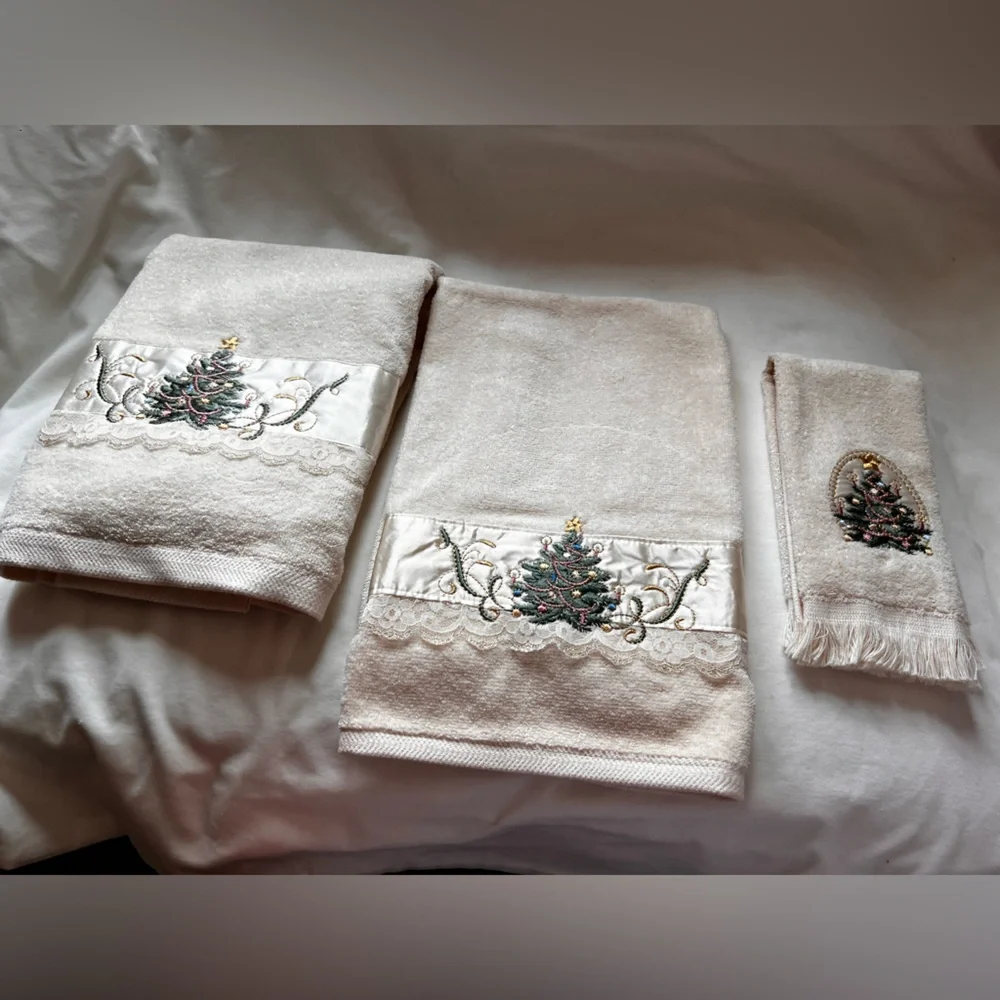 Made in USA lot Of 3 Vintage Cream Christmas Tree towels. sparkling condition